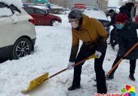 州、市直机关下沉社区干部清雪