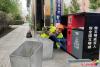 9月20日上午，在延吉市天池路公交站点，一位环卫工人跪在地上全面清洗垃圾桶，一点污渍都不放过，用勤劳的双手，把城市打扫得更加整洁舒适。面对镜头，老人露出了朴实的笑容。