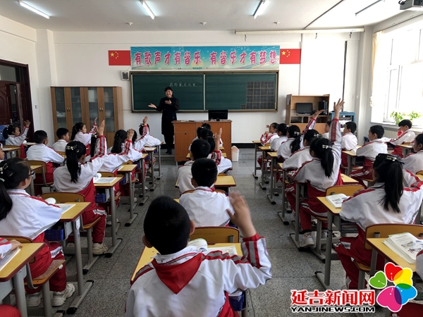 延河小学思政课堂气氛活跃 王晓彤 摄
