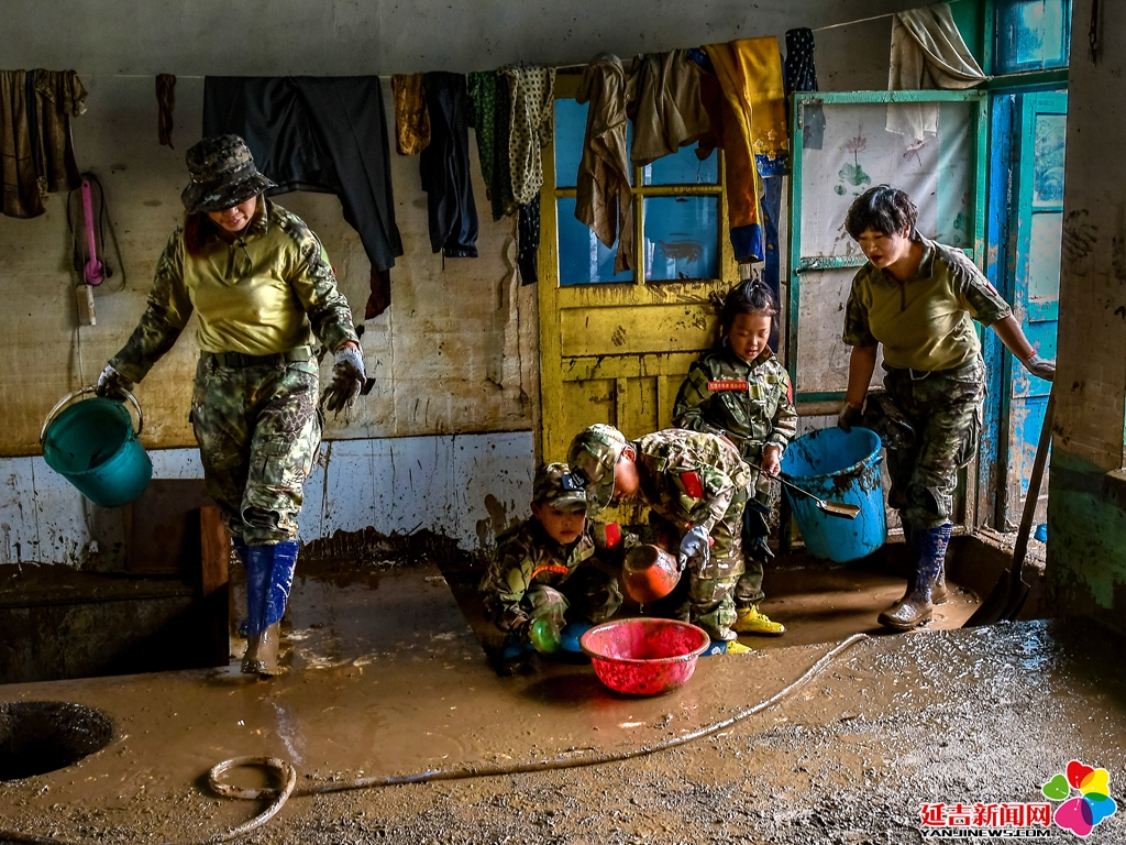 纪实：延吉市花儿少年成长俱乐部的志愿者帮助受灾村民清理房屋