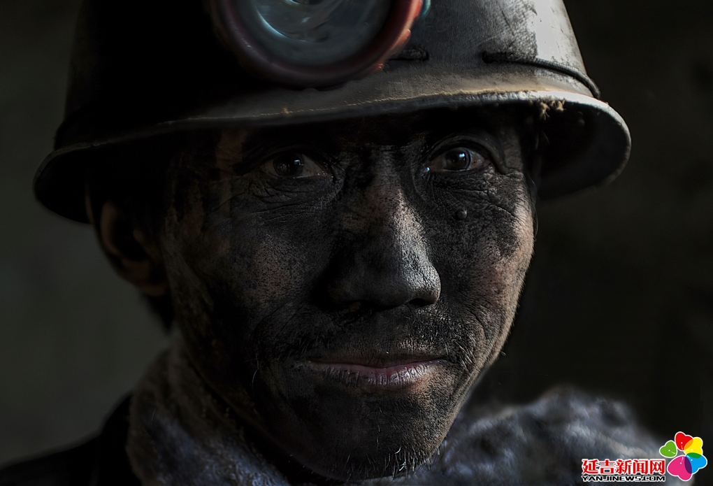 人像：刚刚升井的煤矿工人