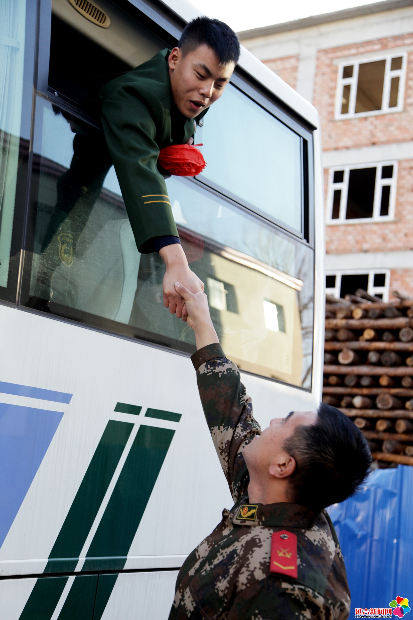 作品：再见！兄弟  内容：2014年11月25日，老兵退伍季，武警延边州支队退伍老兵和留队战友握手道别。