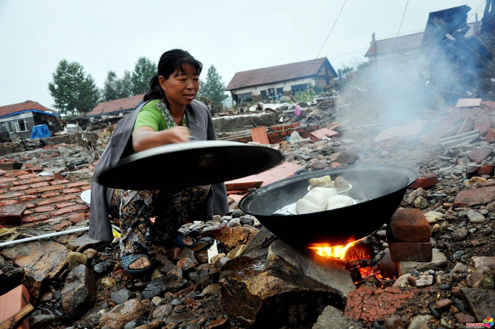 作品：废墟上的灶台    内容：2010年7月末，延边州遭遇百年不遇洪灾，灾后，作者深入灾区用镜头记录了灾民的生活。