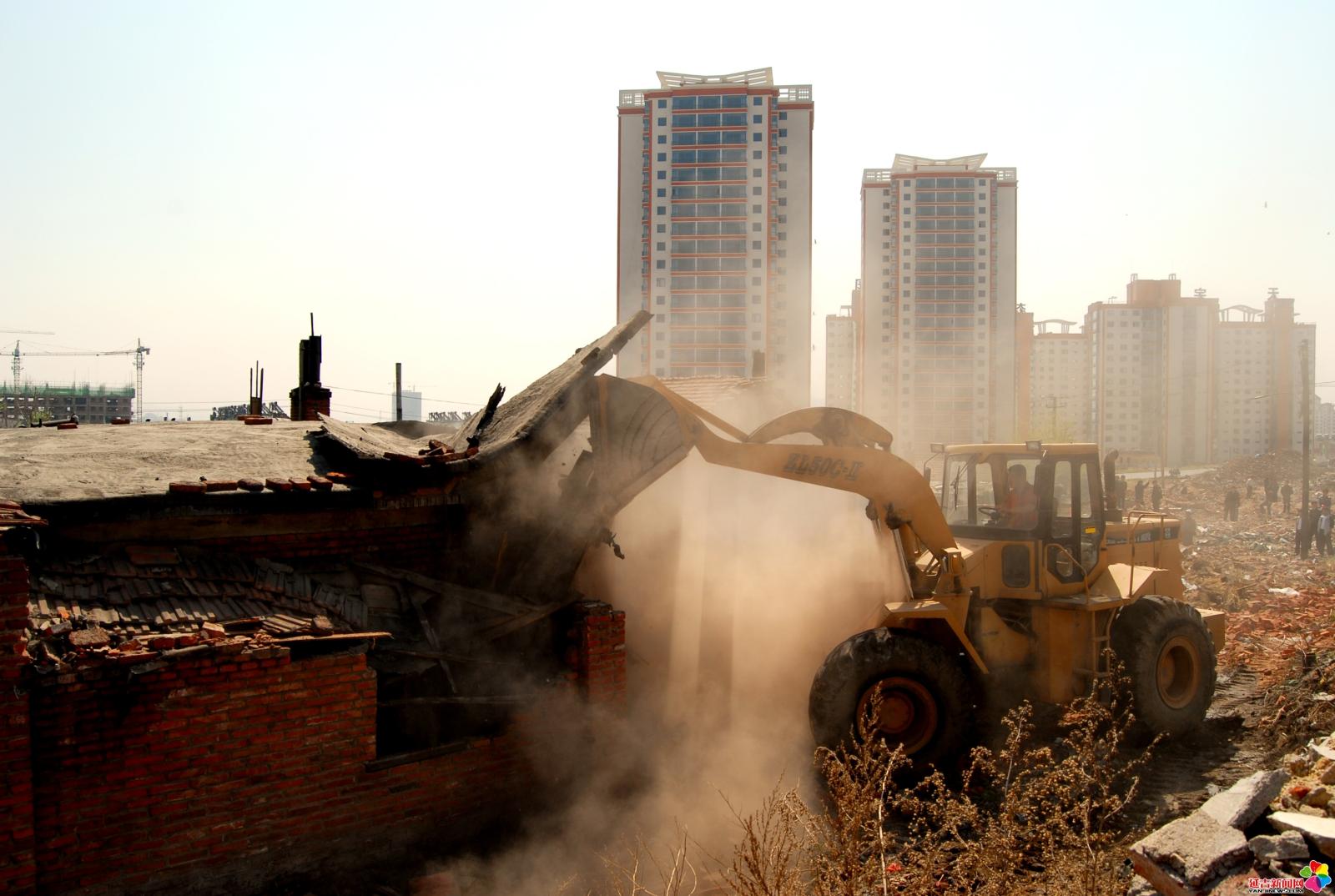 作品：推陈出新  内容：2008年5月11日，延吉市开发发展片区，棚户区拆迁。