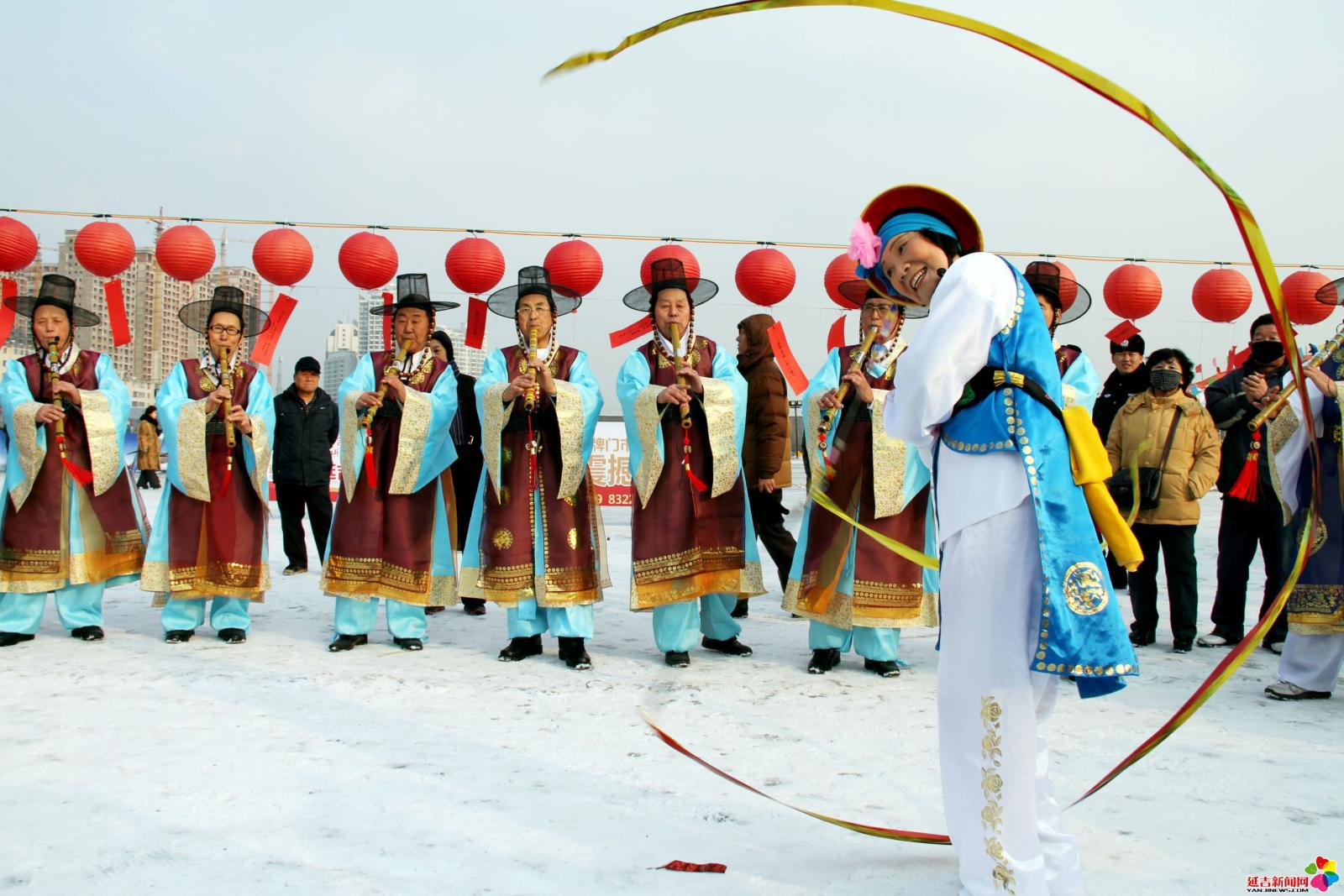 作品：象帽舞  内容：2012年2月6日，延吉市市民通过各种民俗表演庆祝元宵节。