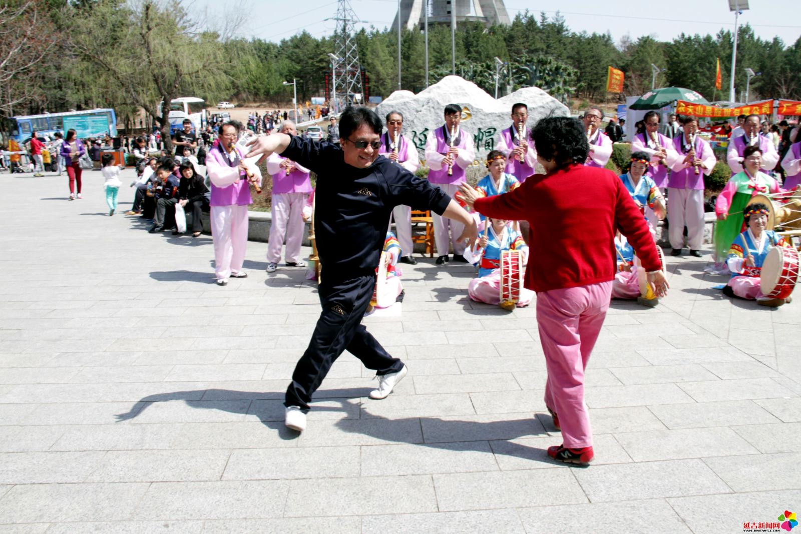 作品：歌舞升平   内容：2012年4月29日，天气渐暖，延吉市民纷纷走出家门，来到户外，载歌载舞，尽情享受太平盛世。