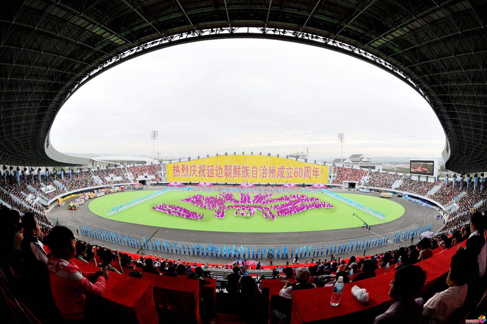 作品：州庆   内容：2012年9月3日是延边朝鲜族自治州建州60周年，当年8月31日，庆祝盛典进行带装彩排，此片是作者借用身边同行的广角镜头所拍。