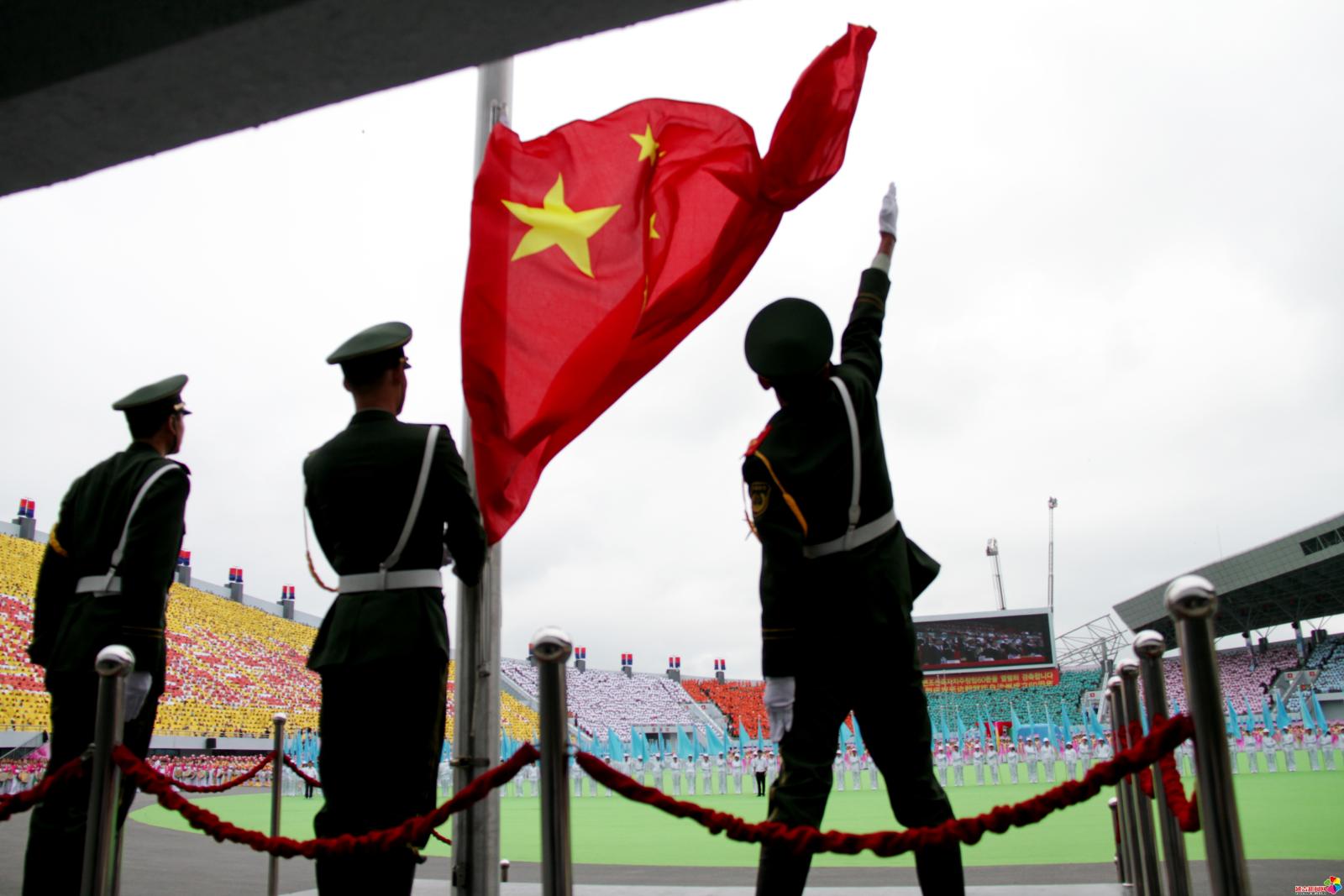 作品：升国旗   内容：2012年9月3日，延边朝鲜族自治州举行建州60周年庆祝大会，这是州庆活动上的升国旗仪式。