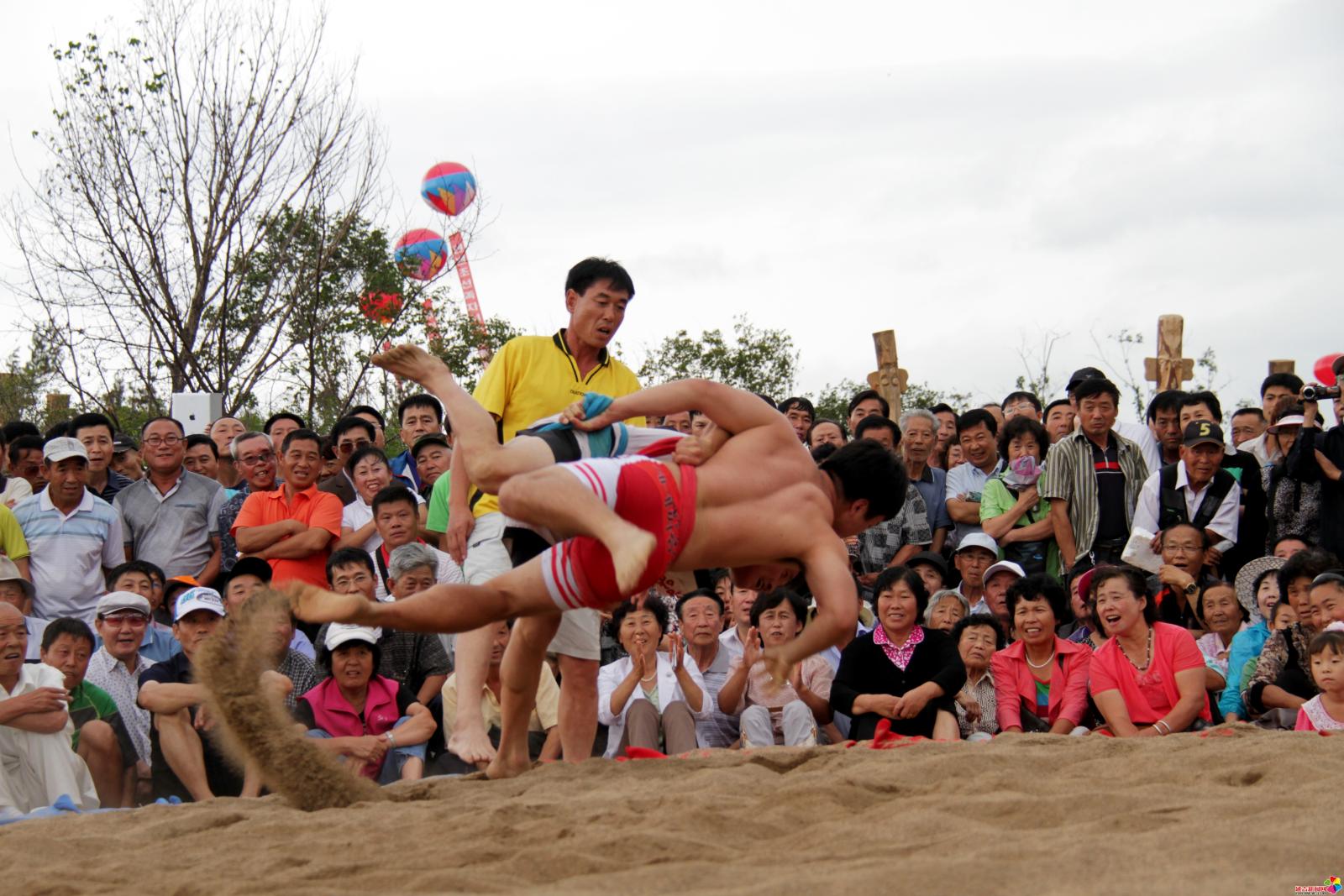 作品：摔跤   内容：2012年9月4日，延吉市举办朝鲜族传统摔跤比赛。