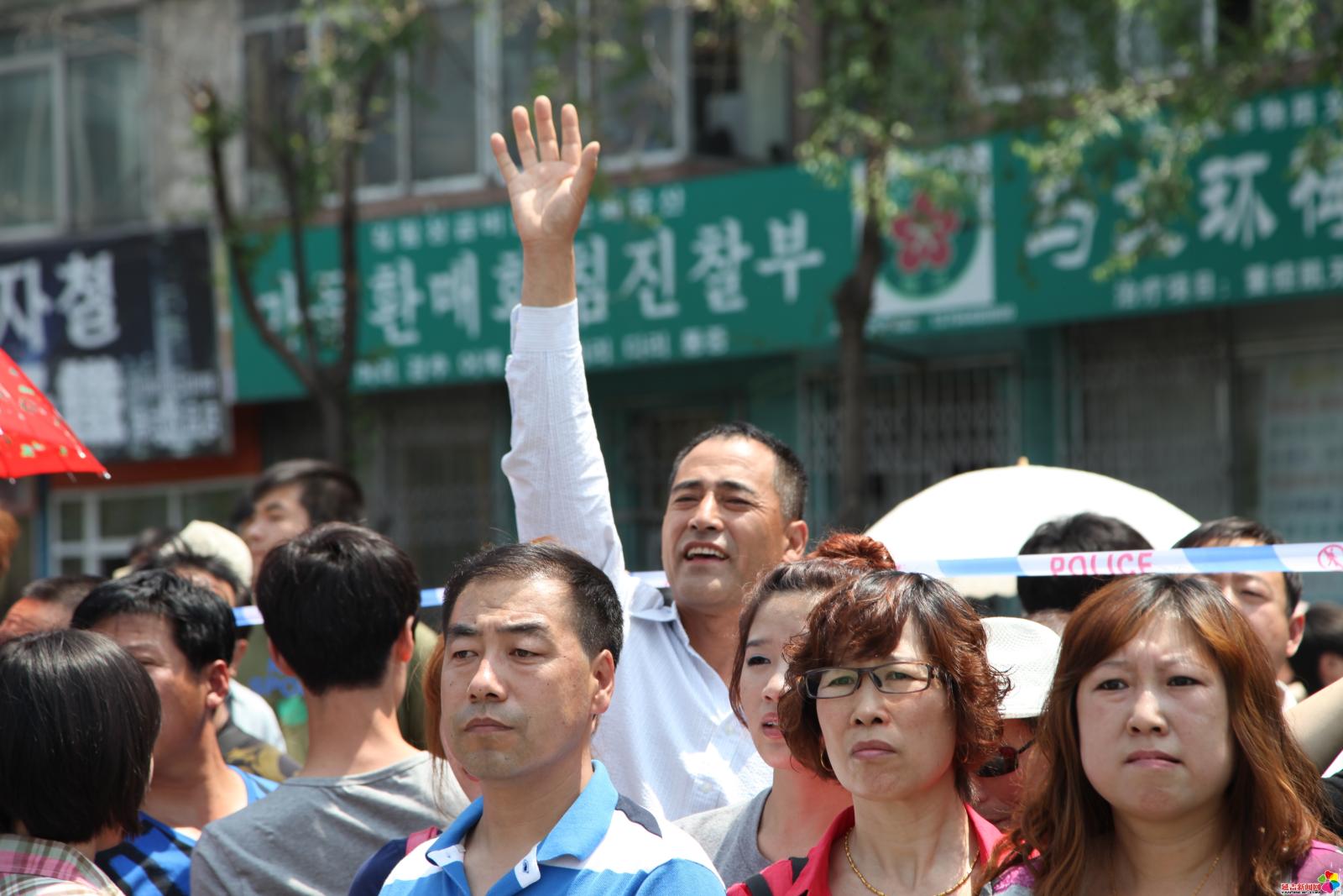 作品：翘首以盼  内容：2013年6月7日，普通高等学校招生全国统一考试开始，延边二中考点外陪考家长等待走出考场的孩子。