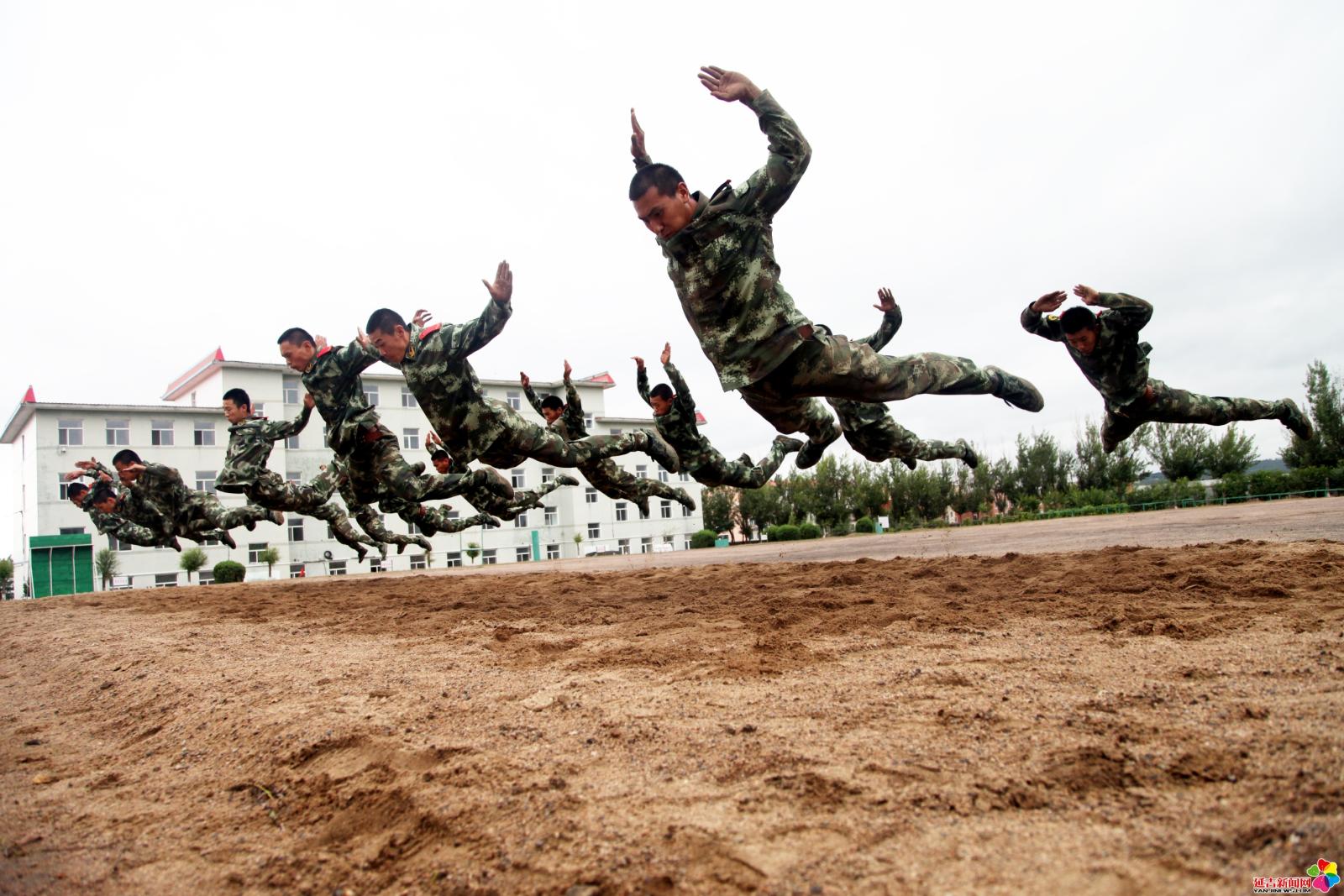 作品：跃  内容：2013年7月23日，作者走进武警延边州支队一大队，用镜头记录了战士们训练的精彩瞬间。