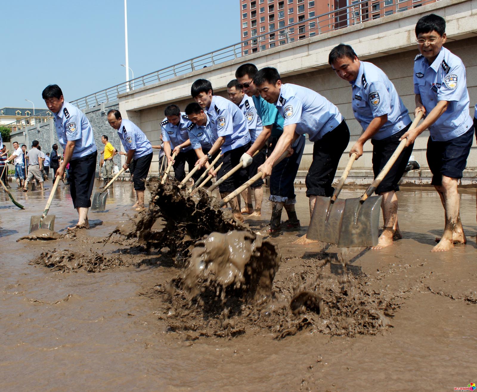 作品：千人清淤   内容：2013年8月5日，延吉市遭遇洪灾，灾后大量淤泥沉积在滨河广场，延吉市千余名机关干部义务清淤。
