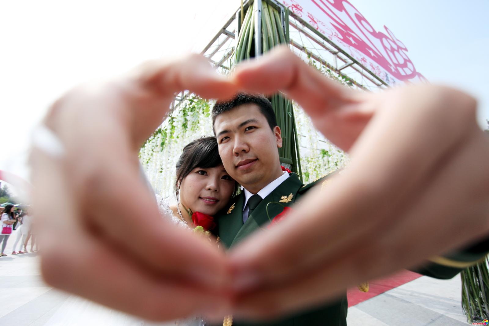 作品：这就是爱   内容：2014年7月30日上午，延边州公安边防支队“爱洒边防，情定边疆”集体婚礼在延吉青年广场隆重举行，13对新人牵手，走进婚姻的殿堂。