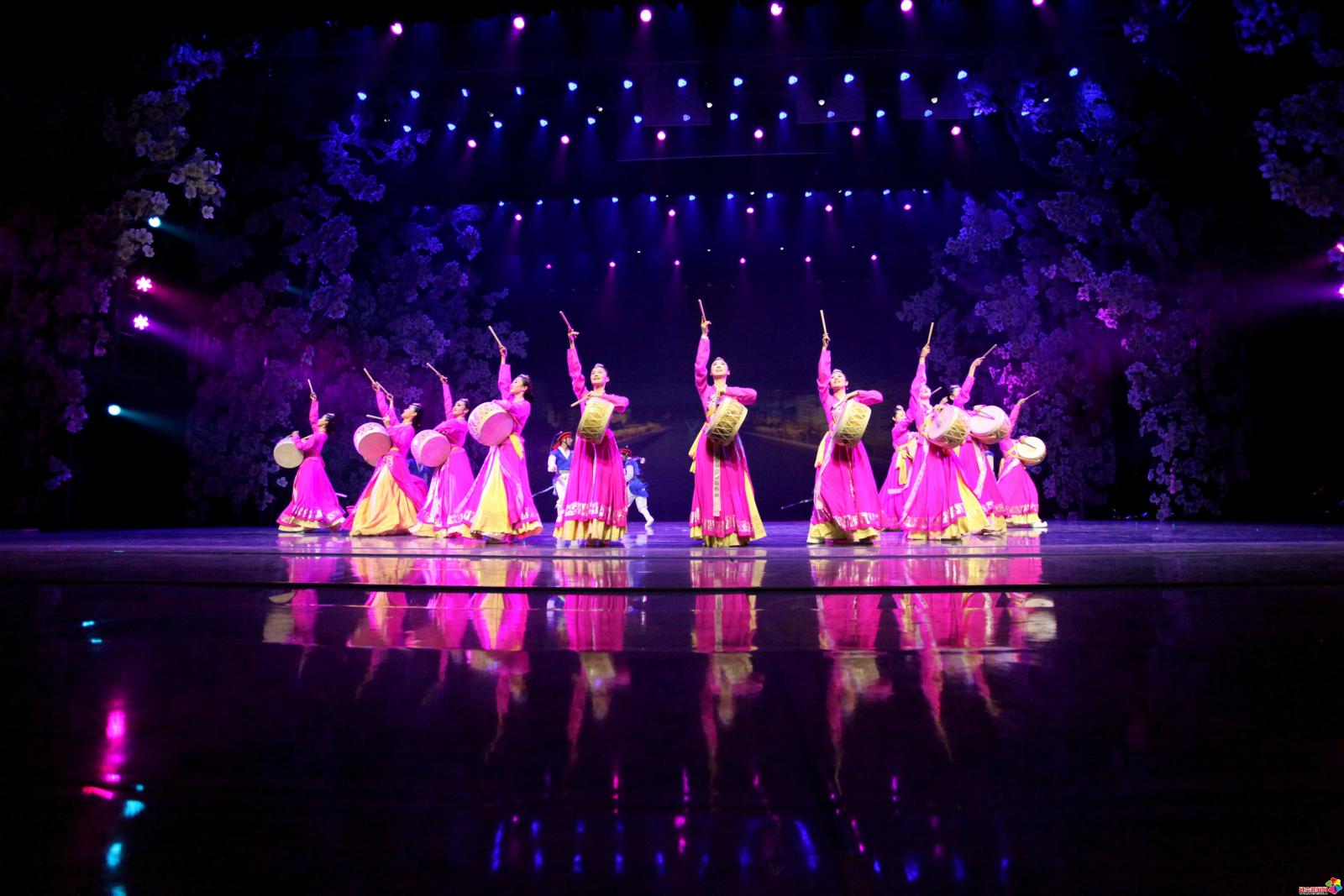 作品：鼓舞   内容：2014年8月27日，大型歌舞剧《长白山传奇》在延吉市首演。