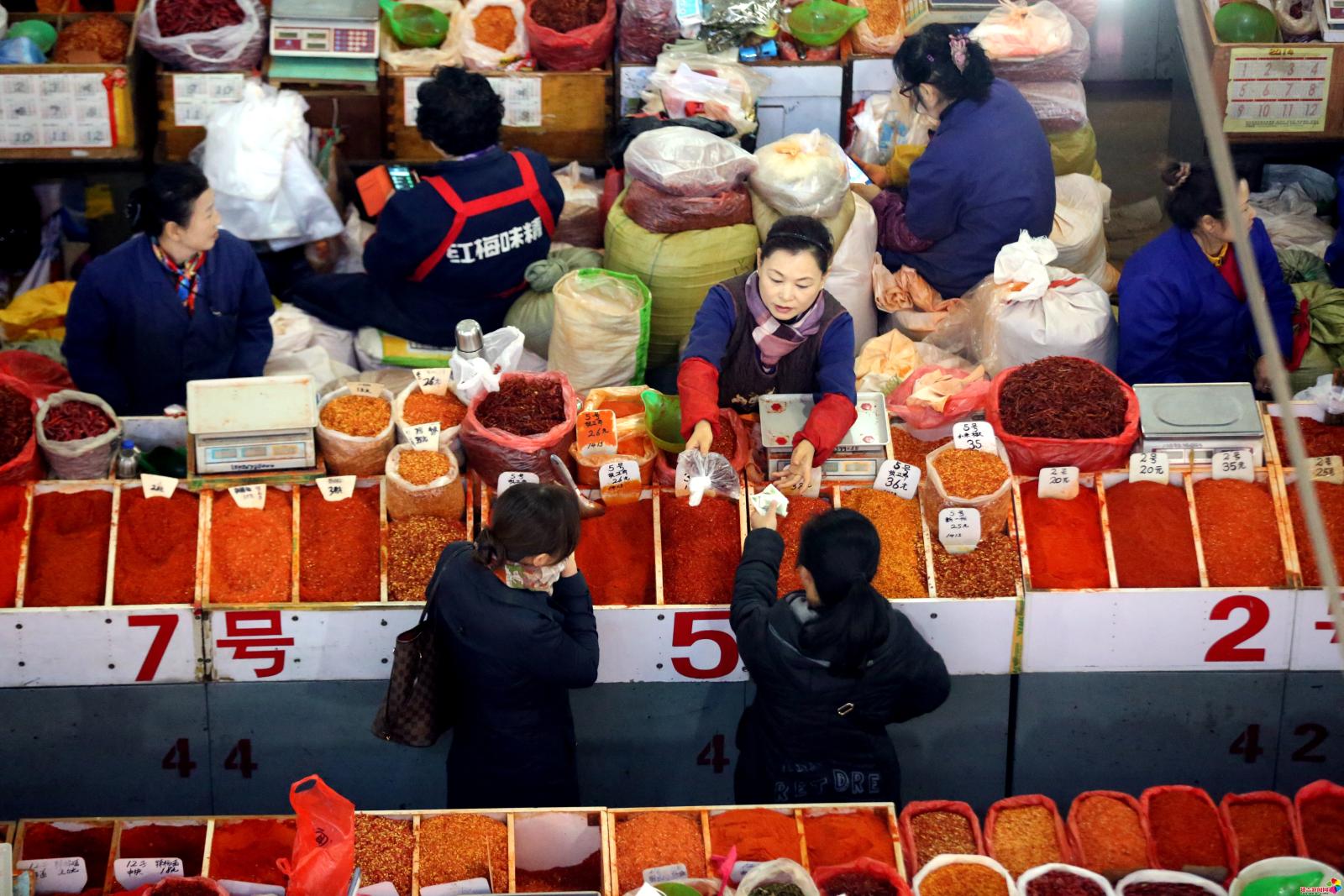 作品：交易  内容：2015年10月29日，延吉市决定对西市场原地改建，拆迁前市场内的情景。