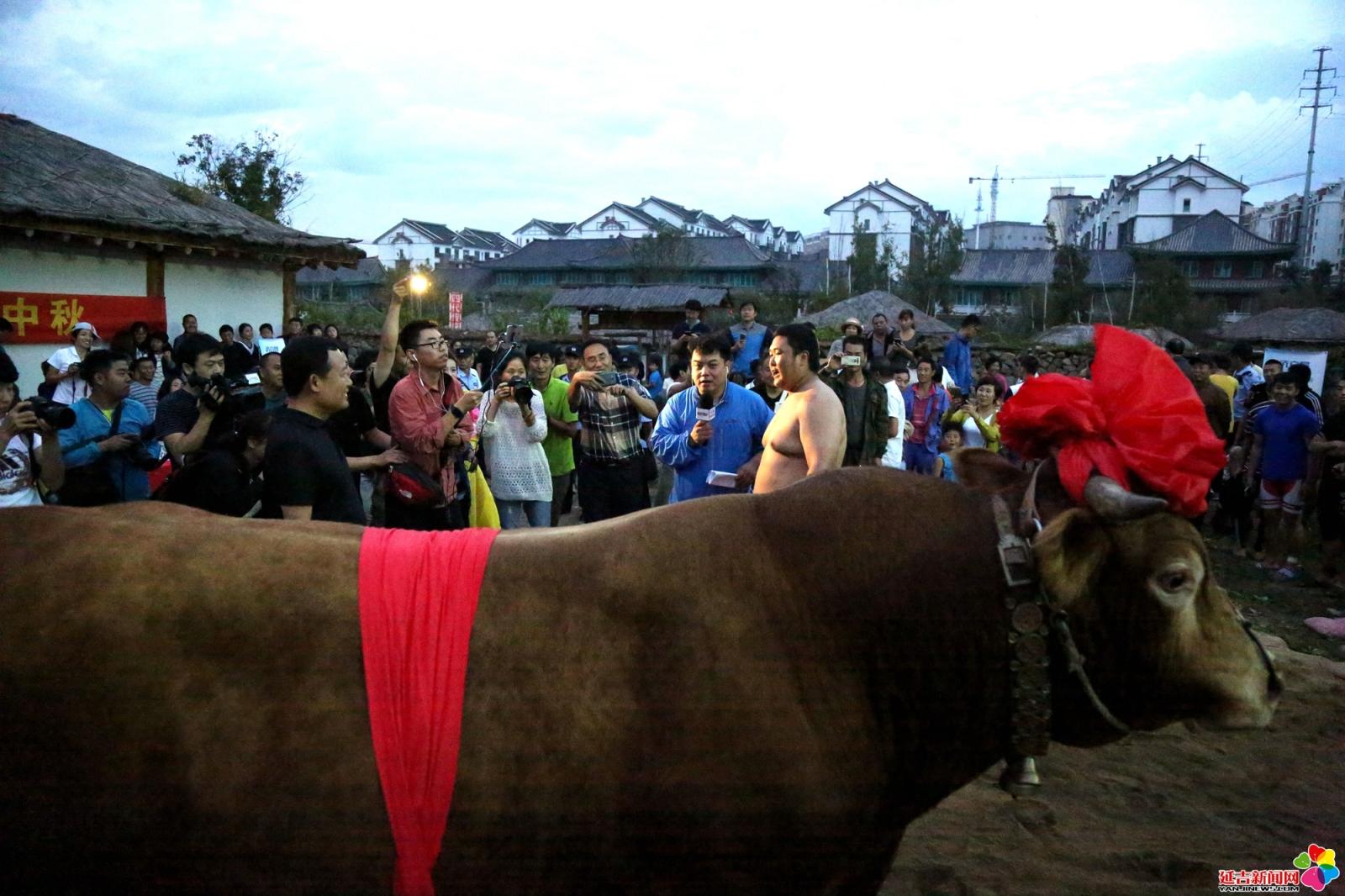 作品：直播  内容：2016年9月15日，CCTV-4中文国际频道《传奇中国节•中秋》节目现场连线延吉，直播延吉群众载歌载舞欢度中秋佳节的盛况。