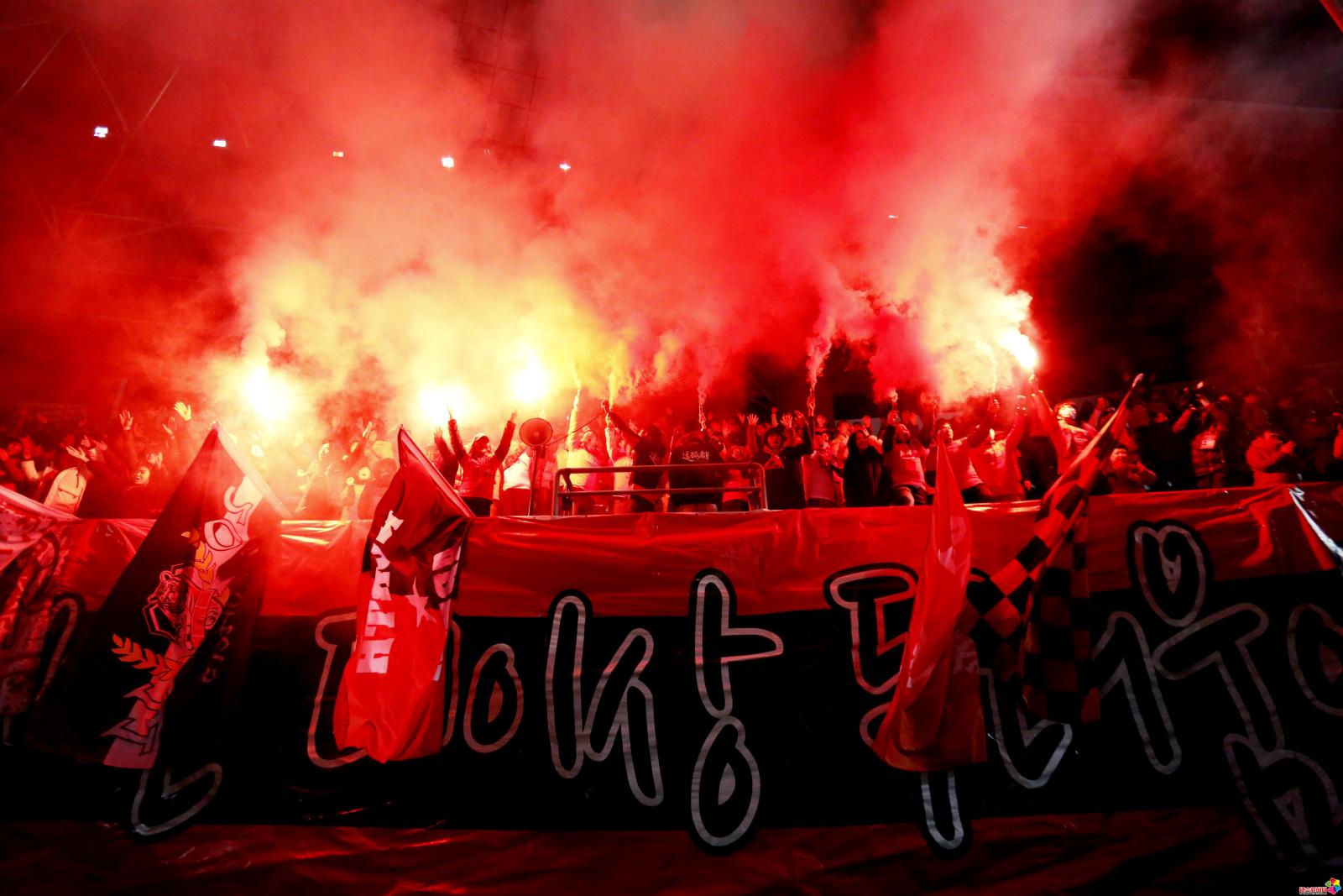 作品：热情似火  内容：2016年10月26日，延边富德队2：0胜石家庄永昌队，球迷点燃焰火庆祝保级成功。