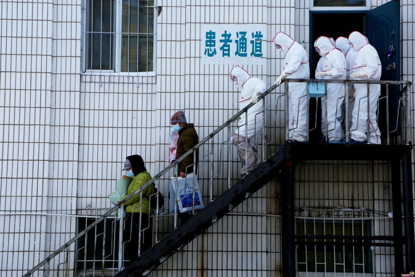 作品：新冠疫情  内容：2020年2月18日，延吉市两位治愈新冠肺炎患者走出隔离病房。