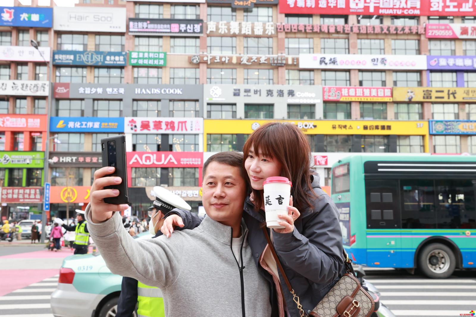 作品：打卡  内容：2023年4月30日，延吉网红弹幕墙处打卡的北京游客。