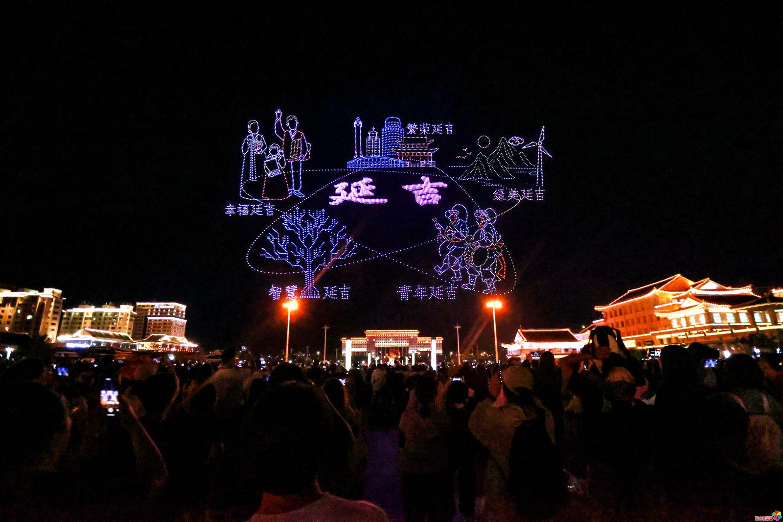 作品：无人机灯光秀  内容：2024年9月3日，州暨延吉市举办建州72周年无人机灯光秀。