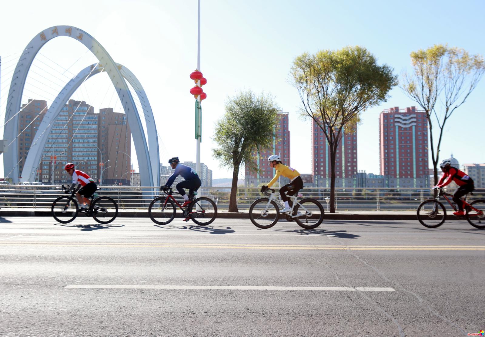 作品：自行车赛  内容：2024年10月20日，2024年延吉市“冰川杯”延吉行公路自行车赛激情开赛。