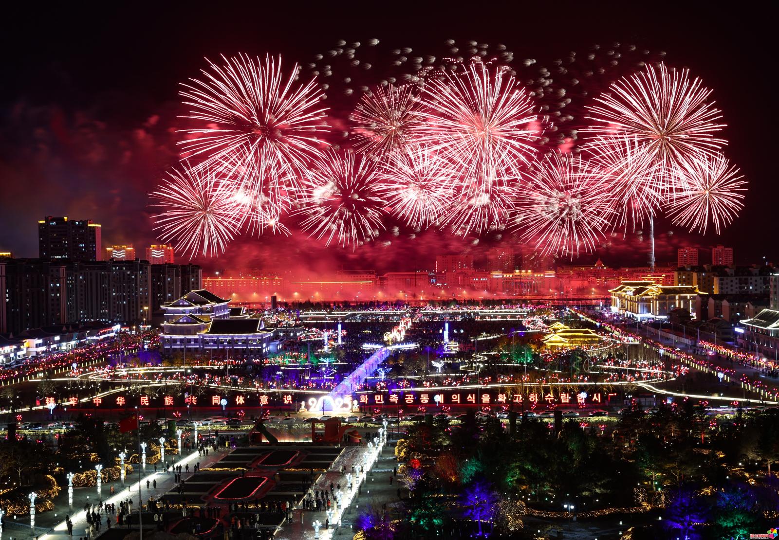 作品：璀璨的焰火  内容：2025年2月12日，延吉市元宵节焰火晚会。