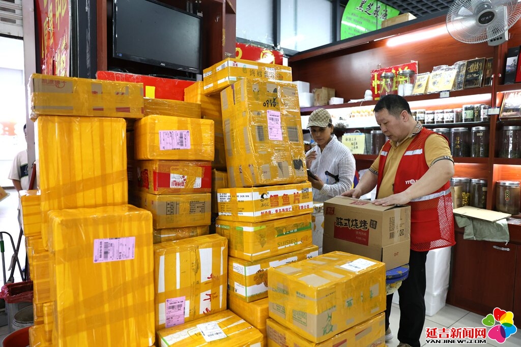 暑期消费热潮涌动 西市场“延边味道”走俏游客行囊