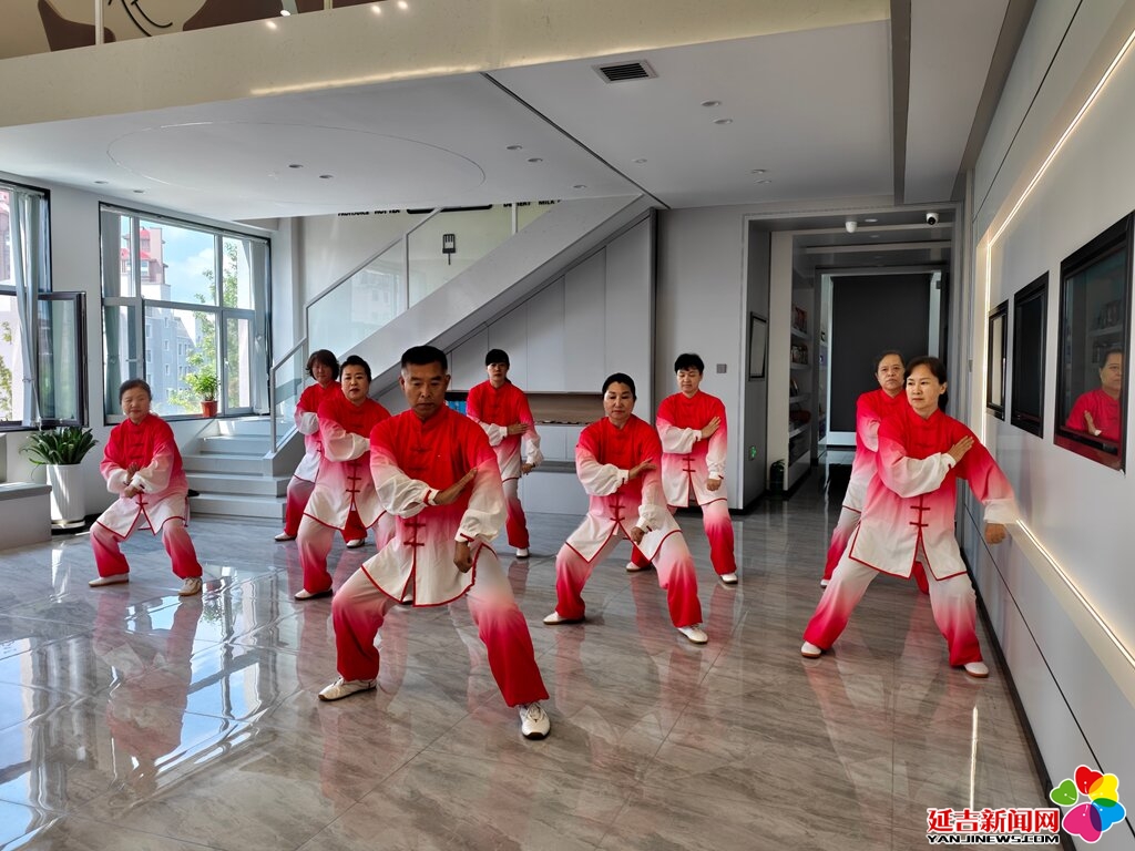 做艾草养生锤编织五彩手绳丹青社区“文明过端午”树和谐新风(图2)