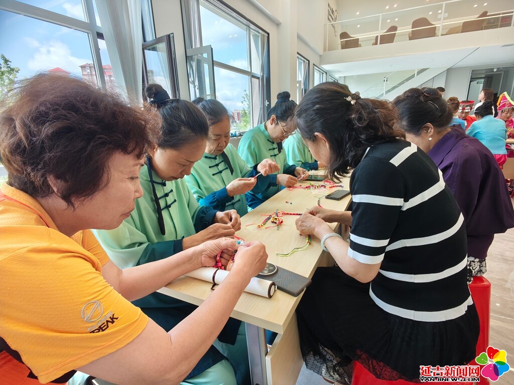 做艾草养生锤编织五彩手绳丹青社区“文明过端午”树和谐新风(图3)