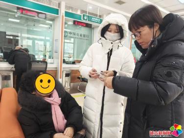 丹虹社区：暖心帮办护夕阳 破解独居老人办卡难