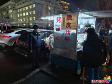 整治占道经营乱象 守护校园周边秩序