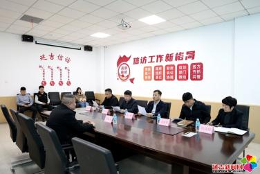 金峰接待来访群众解决信访问题