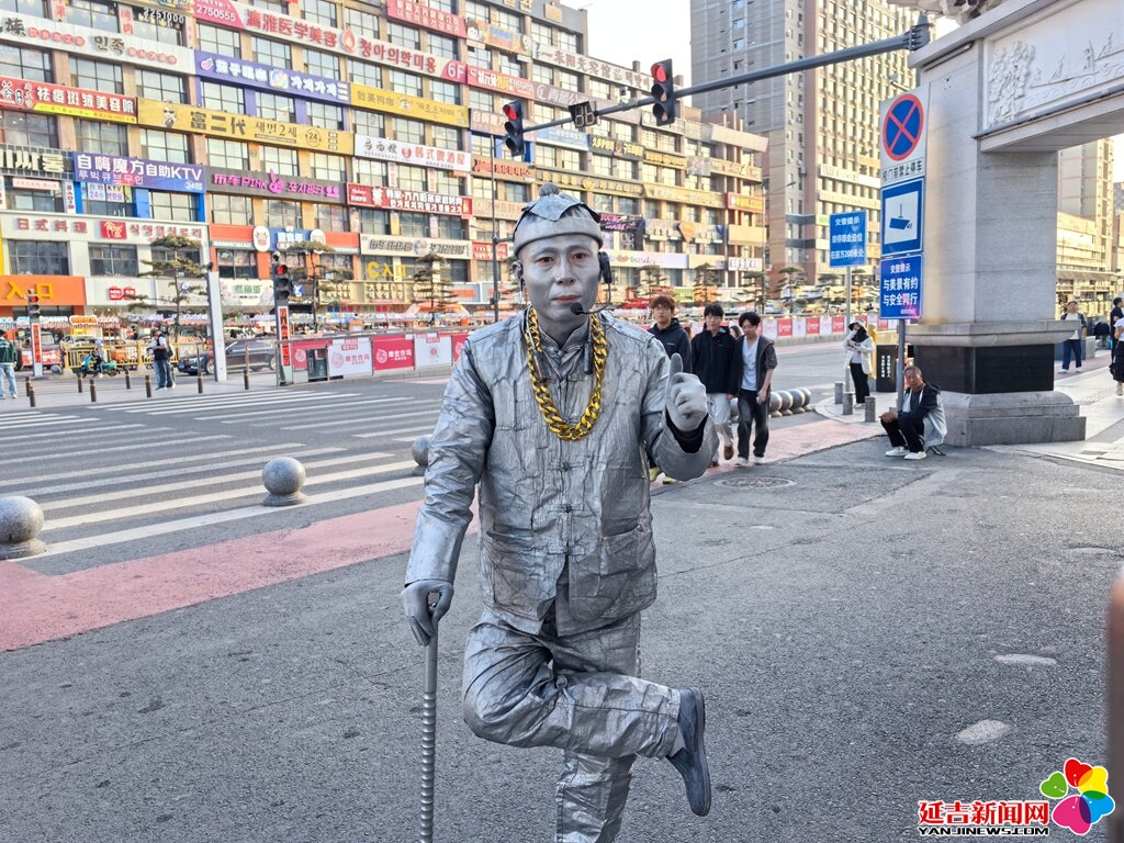 “小银人”现身网红墙开直播 街头艺术碰撞科技新潮流