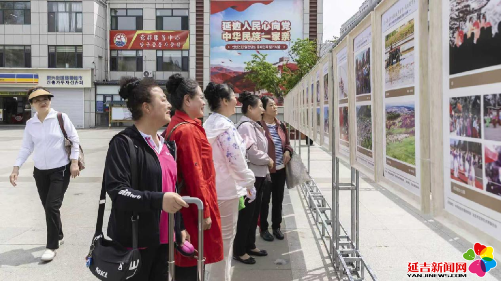 “与人民同行”主题摄影美术展走进社区