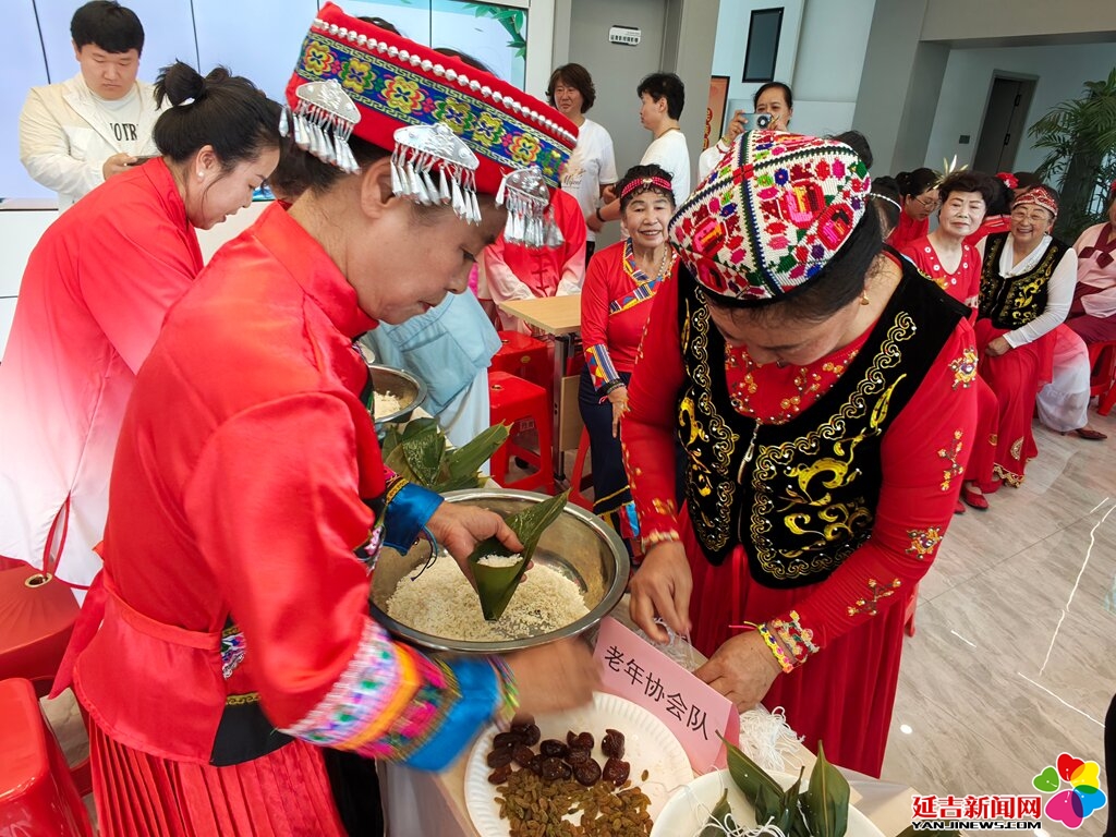   做艾草养生锤 编织五彩手绳 丹青社区“文明过端午”树和谐新风