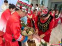   做艾草养生锤 编织五彩手绳 丹青社区“文明过端午”树和谐新风