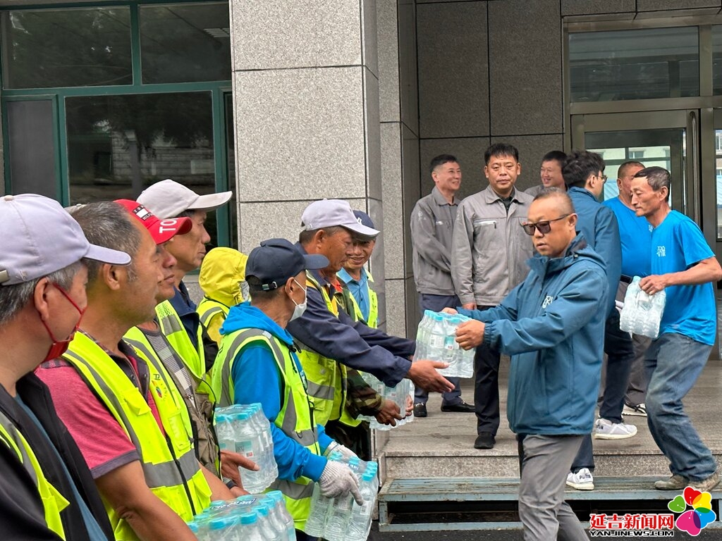 爱心企业送清凉 致敬环卫沁人心