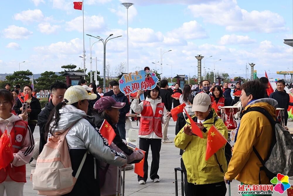民俗共融暖边城 志愿微光映国庆——延吉高铁站志愿服务点亮城市第一窗口