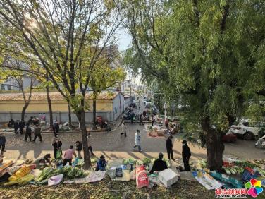 秋日早市烟火浓 延吉河南早市品百味